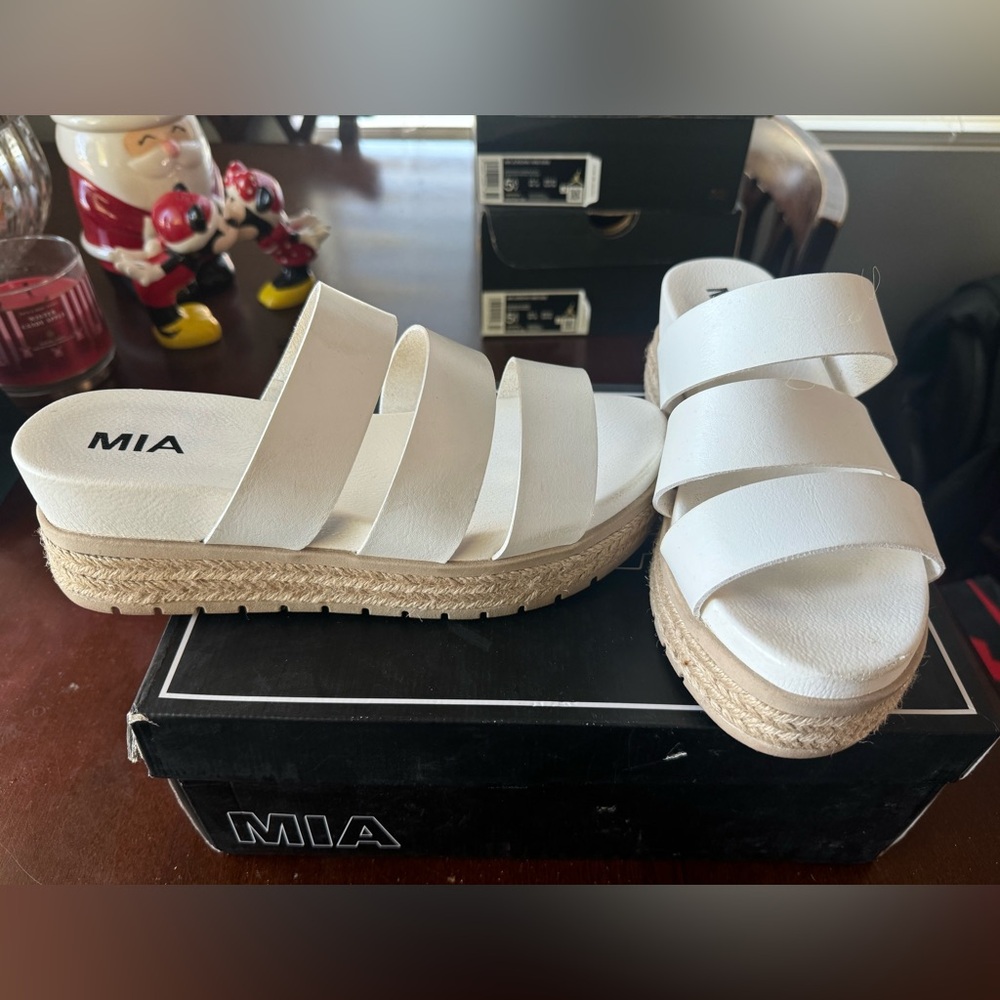 Mia sandals white